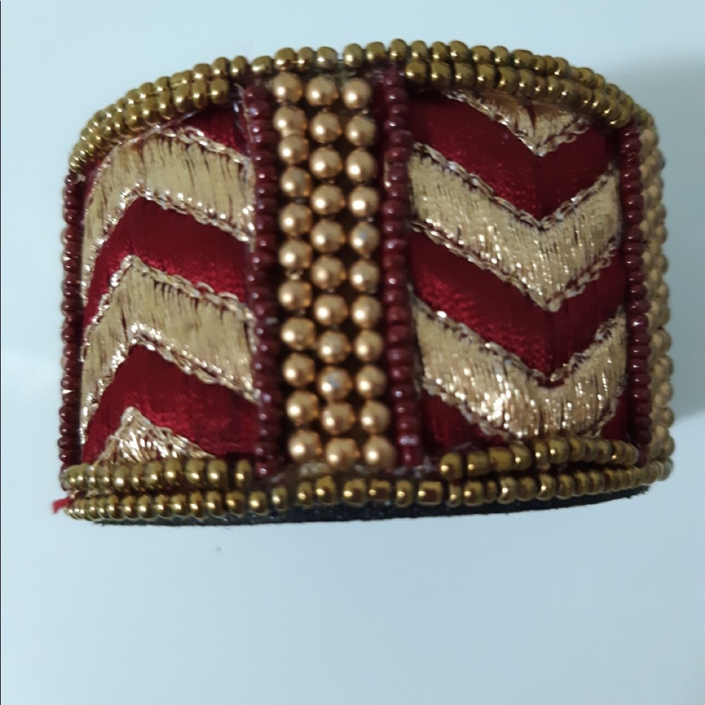 Ajustable gold/wine beaded bracelet